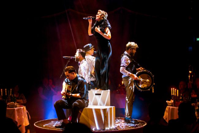 Sängerin und Band auf der Bühne im PALAZZO Spiegelpalast.