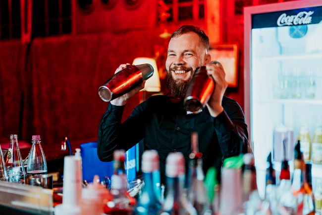 Mixender Barkeeper hinter der Spiegelpalast-Bar